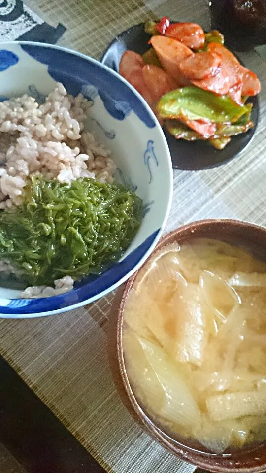 めかぶ＆魚肉ソーセージ炒め＆葱の味噌汁|まぐろさん