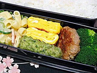 お弁当（ご飯、ハンバーグ、ちくわの磯辺揚げ、マカロニサラダ、卵焼き、ブロッコリー）|すーさん