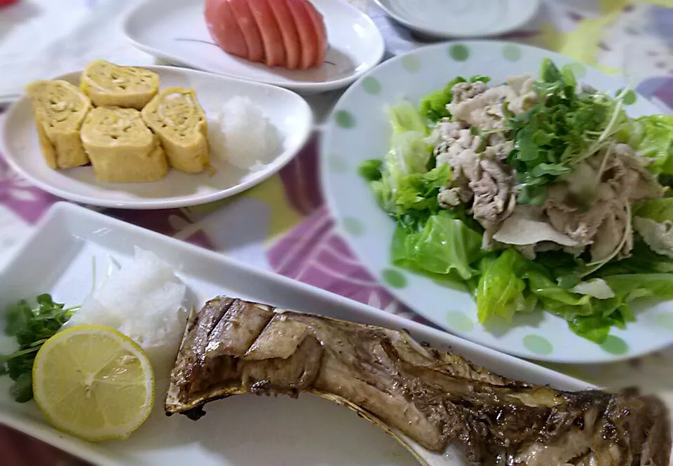 夕御飯☆鮪カマ焼き☆玉子焼き☆豚肉冷しゃぶ☆冷やしトマト|maharo-pecoさん