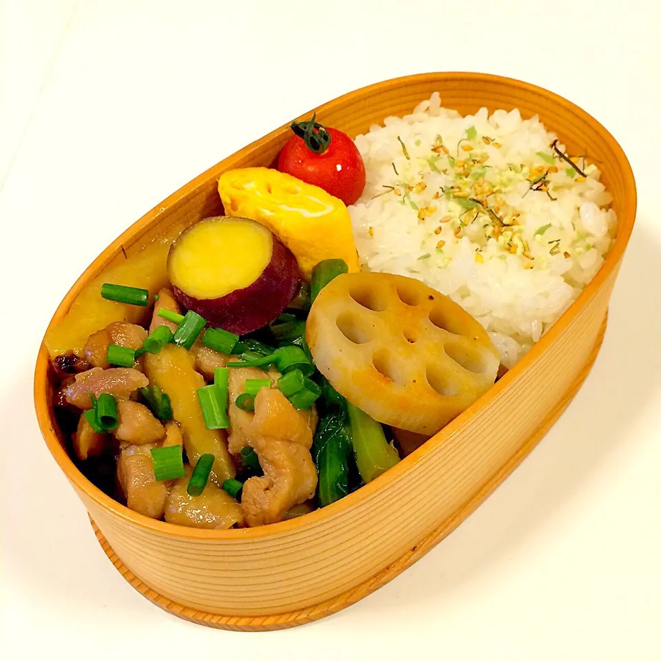 Snapdishの料理写真:今日のお弁当！鶏肉とじゃがいもの甘辛煮、レンコンと菜の花の食べるラー油和え、サツマイモのレモン煮、玉子焼き(o^^o)|mamigoさん