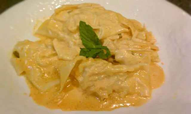 Thai ravioli with red curry sauce|Jiraphon Gさん