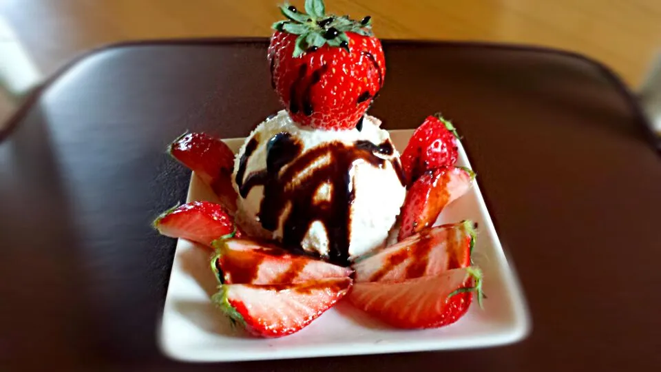 it's so hot today so im gonna refresh my day with this Strawberry IceCream so yummmyy!!!!!|joさん