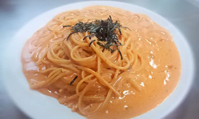 Snapdishの料理写真:ウニとトマトのクリームパスタ|ますっちさん