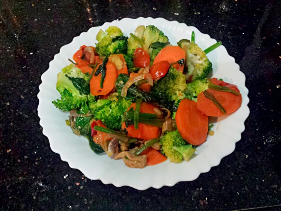 Snapdishの料理写真:Saute veggies in oyster sauce. Broccoli, carrots, spinach, roasted tomatoes, garlic and onion.|Yummy Mummyさん