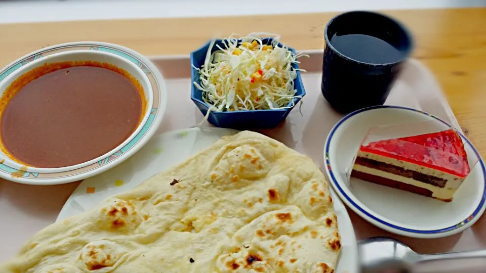 本日のお昼ご飯♡ ナンカレーにケーキ付き♡|神谷弥幸さん