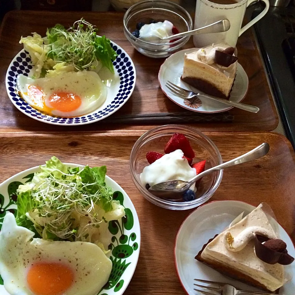 ガトー プラリネ、目玉焼き＆サラダ、イチゴ・ブルーベリー＆ヨーグルト|charさん