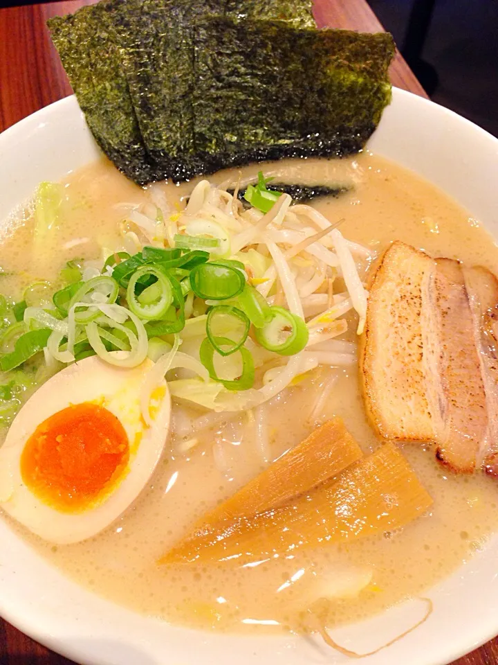 今日は、雨で肌寒いから濃厚とんこつ醤油ラーメン|zeroweb_bossさん