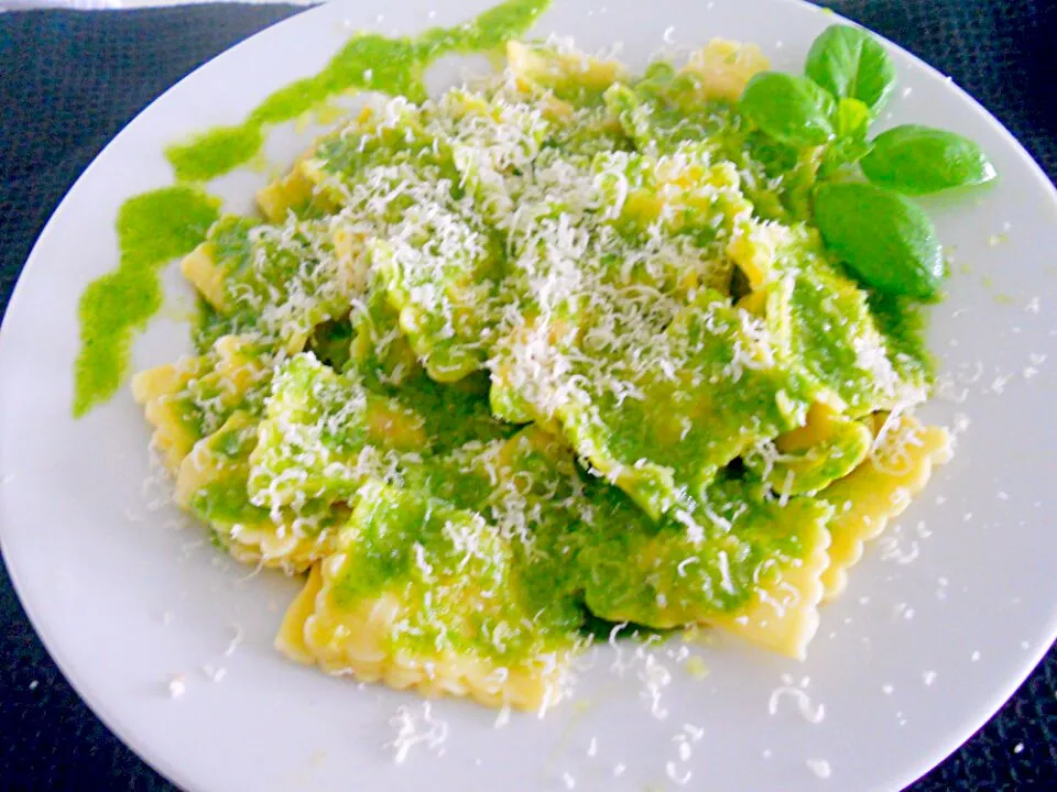 Raviolis de carne con salsa pesto|Fernando Manzanaresさん