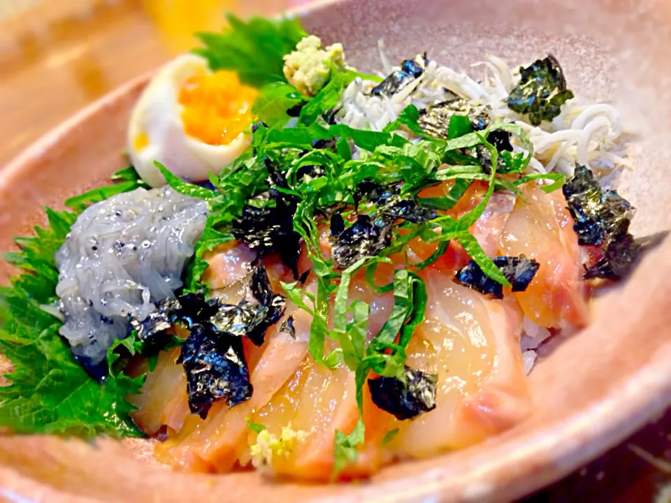 石鯛の漬けとしらすの三色丼🐟|おかっぴーさん