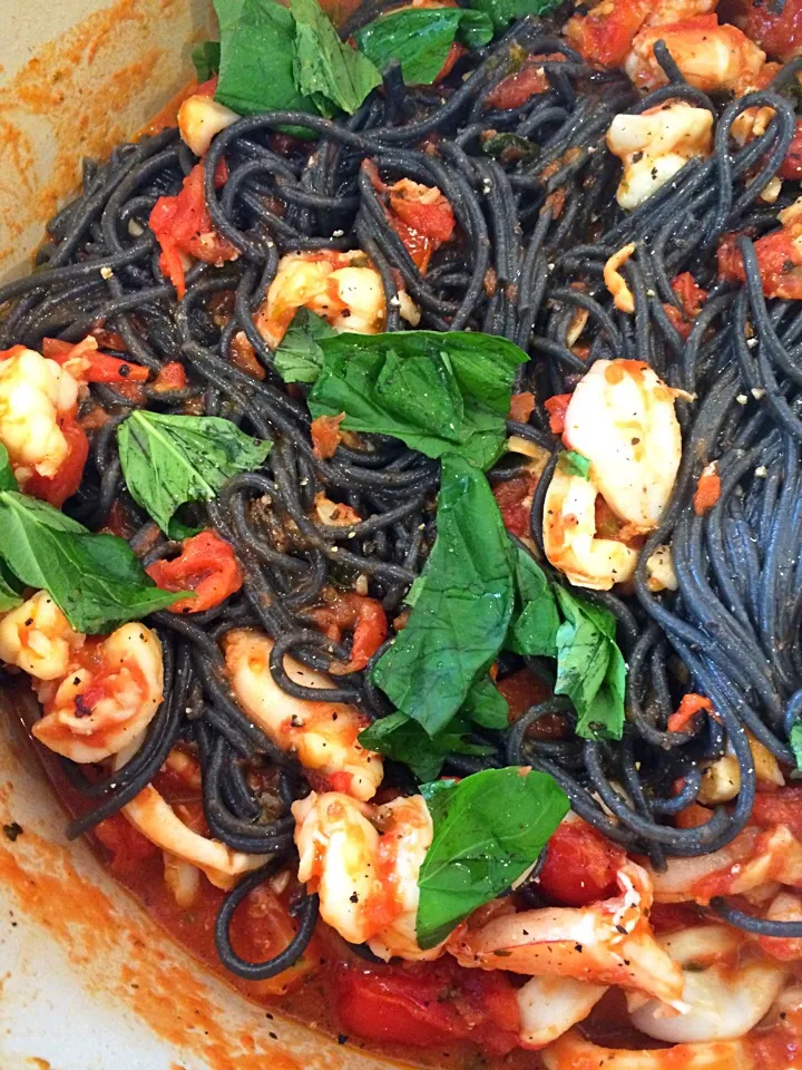 Squid ink pasta in tomato seafood sauce|12Dragonさん