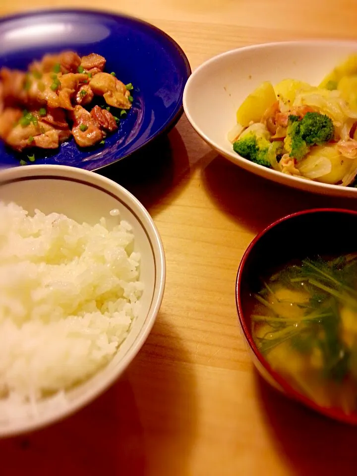 鶏肉の塩焼き
ジャーマンポテト
水菜と油揚げの味噌汁
ごはん|akiko🌈さん