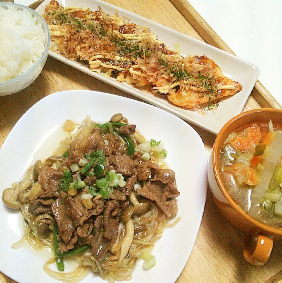 Snapdishの料理写真:夕飯♪
＊野菜餡の上にガーリック醤油でソテーした牛を乗せたもの
＊中華スープ
＊明太チーズお好み焼き
美容室行ったり３人小児科連れてったりバッタバタで夕飯準備orz|ゆりかさん