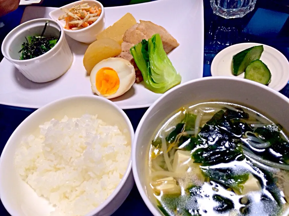 豚の角煮 ほうれん草の胡麻和え にんじんとごぼうのサラダ わかめともやしの中華スープ|nagatomomiyuさん