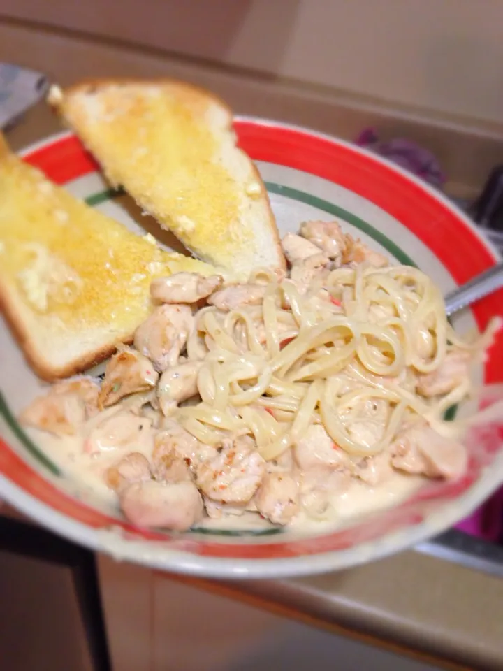 Snapdishの料理写真:Homeade fettuccine Alfredo with chicken and homeade garlic toast 🍞🍜|Jessica Cさん