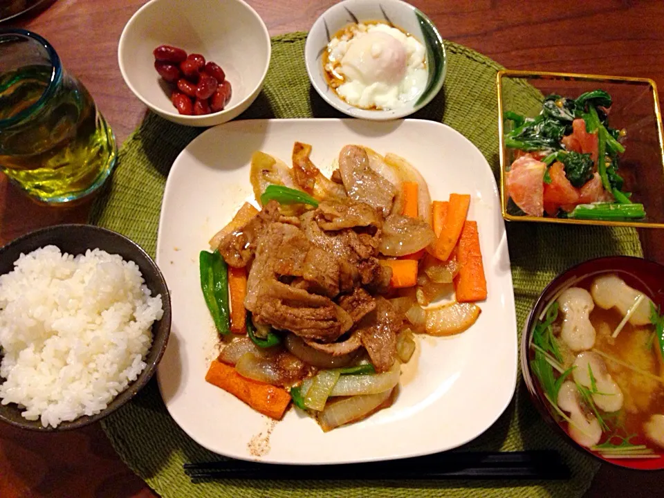 豚バラと野菜のオイスター炒め、トマトとほうれん草のサラダ、煮豆、温泉卵、水菜と麩の味噌汁|今日の献立さん