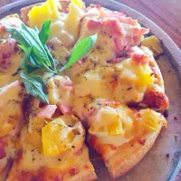 Snapdishの料理写真:Hawaiian Pizza|Kukkik Waraphanさん