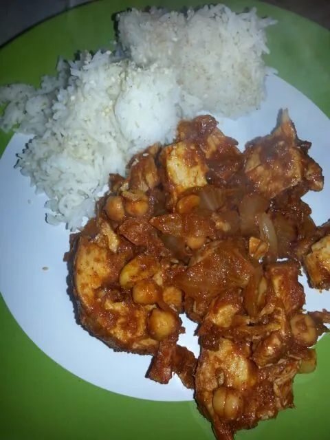 Snapdishの料理写真:my daughter wanted curry for her birthday dinner.  So she got chix and chick pea curry with rice.|Polly Gelfusoさん