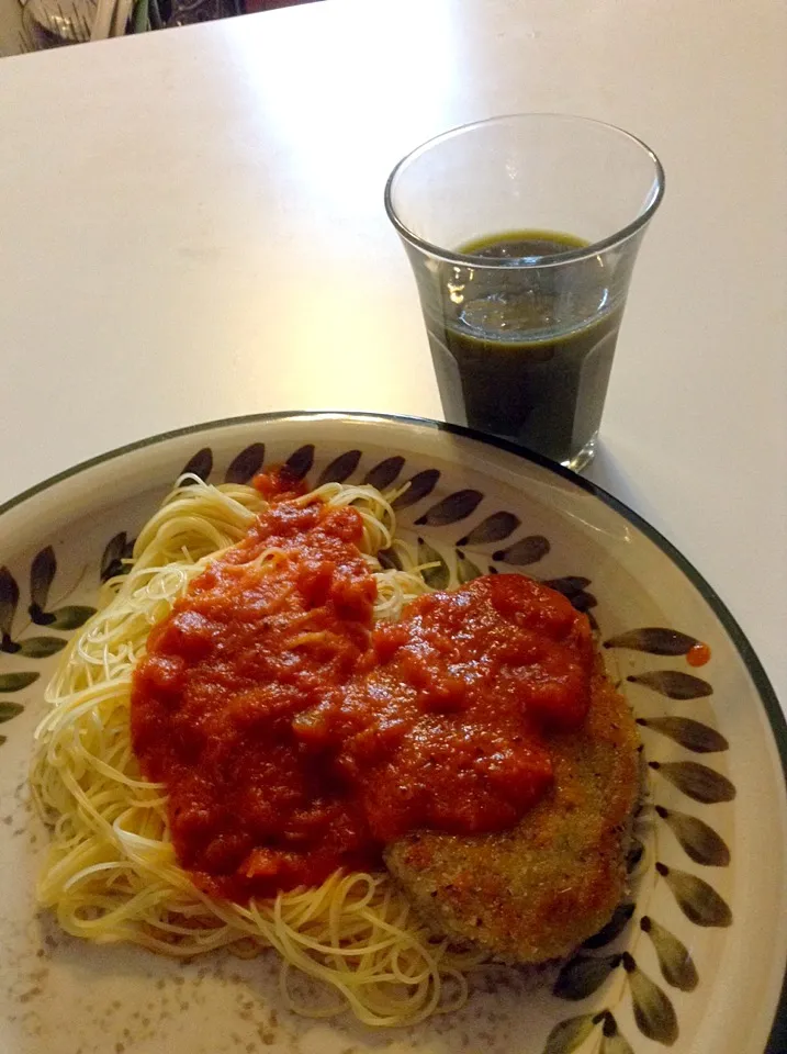 Veal Spaghetti with a cup of Green Goodness Smoothie|minjoさん