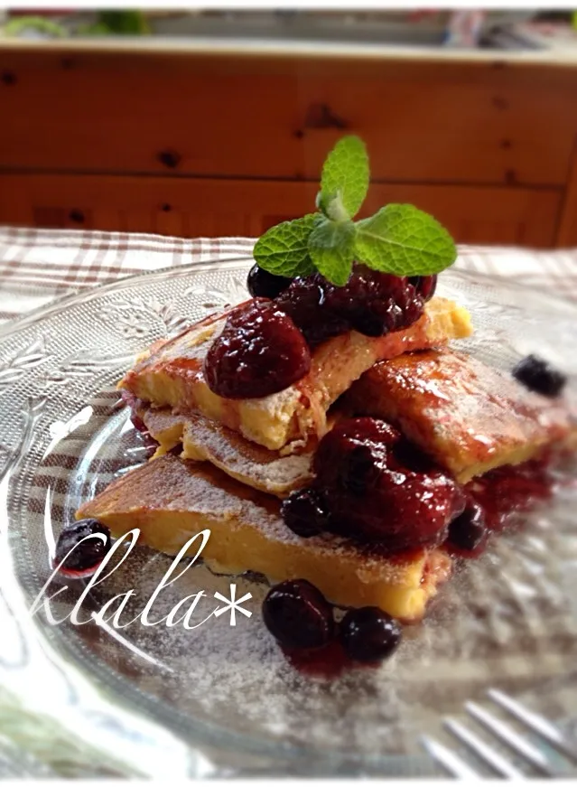 ホットケーキのフレンチトースト❤️バルサミコベリーソース|くららさん