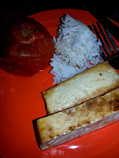 simple baked tofu with just salt&pepper with coriander rice and a roasted tomato.|Polly Gelfusoさん