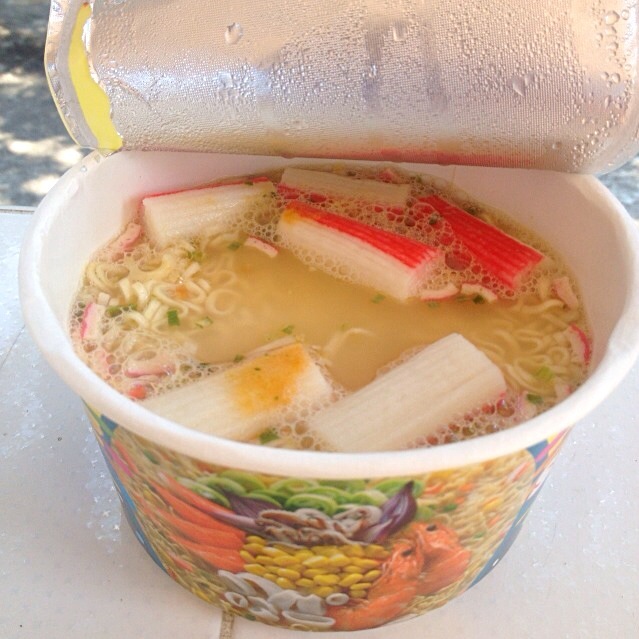 フィリピンのカップ麺 全く蟹の風味がしないカニカマがたくさん入ってます スープはシーフードヌードル風 Kenny Hirai Snapdish スナップディッシュ Id Kddroa