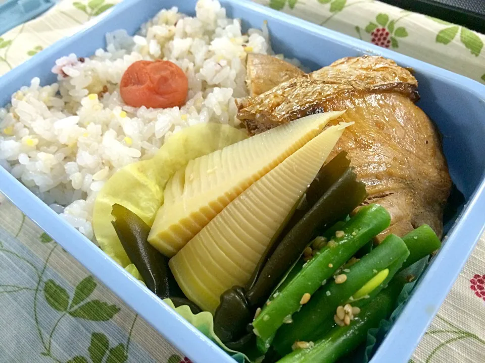 お弁当。ぶり照り焼き、若竹煮、いんげん胡麻和え。|liccaさん