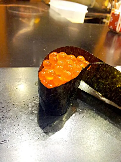 いくらにぎり　( raw salmon eggg sushi)|luvsie juanさん