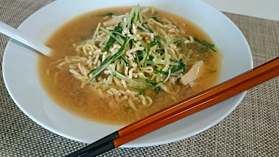 マルチャン味噌味。鶏ひき肉でコク追加。あとはエリンギと水菜であっさりと。半分くらい食べたところで辛味噌追加。|mattさん