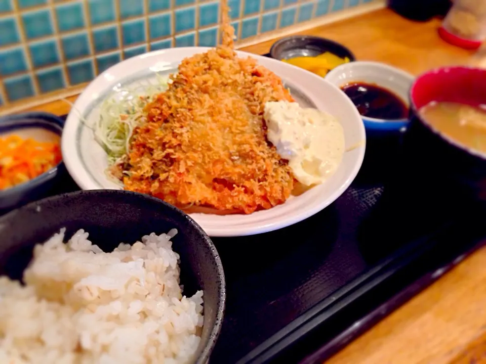 鯵フライ定食🐟|おかっぴーさん