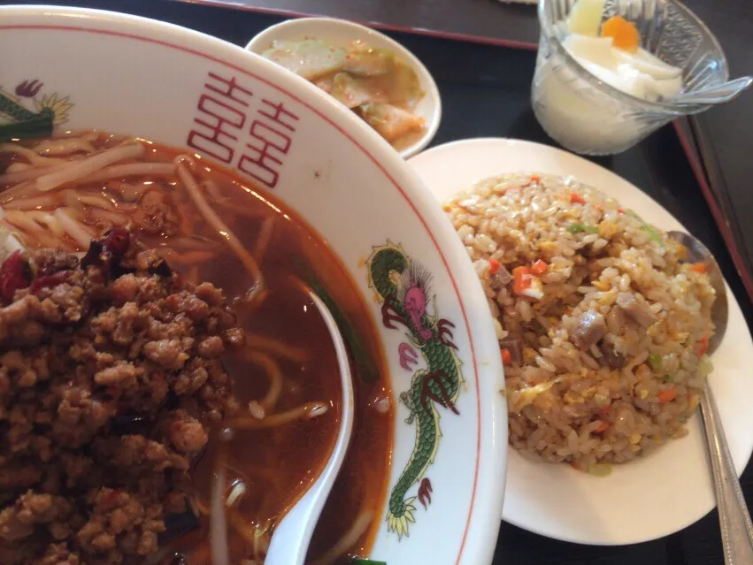 【日替定食】台湾ラーメンと小チャーハンを頂きました。|momongatomoさん