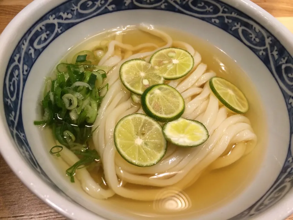 Snapdishの料理写真:マハロ菊池さんお勧め「すだちうどん」@池袋・宮武うどん|juneshunさん