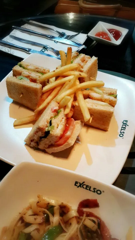 Snapdishの料理写真:Dory Sandwich 😍|Silvia C.さん