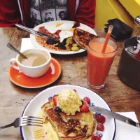 Snapdishの料理写真:Brunch ~ berries pancakes and full English breakfast|Diane Le Nguyenさん