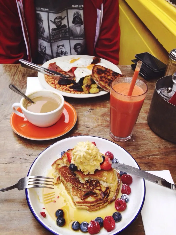 Brunch ~ berries pancakes and full English breakfast|Diane Le Nguyenさん