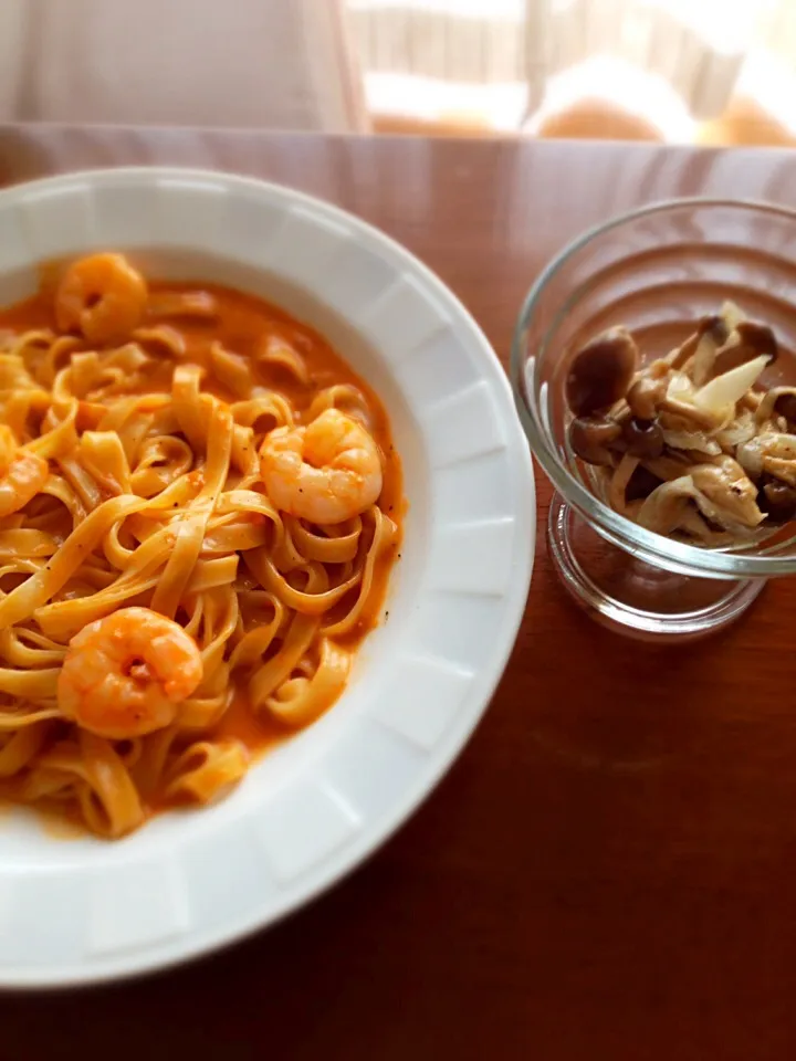 えびクリームパスタ と新玉ときのこのマリネでランチ|chii4さん