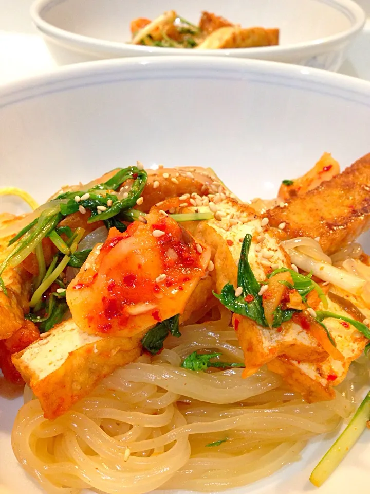 ヽ(≧▽≦)ﾉこれは、美味しい〜。初めての焼き冷麺。本日の具は厚揚げ、カクテキ、水菜です。|Kumi_loveさん