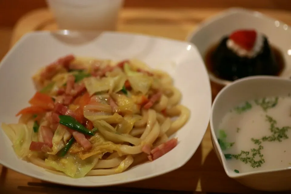 キャベツとベーコンのニンニク味噌焼きうどん♪|マカロンさん