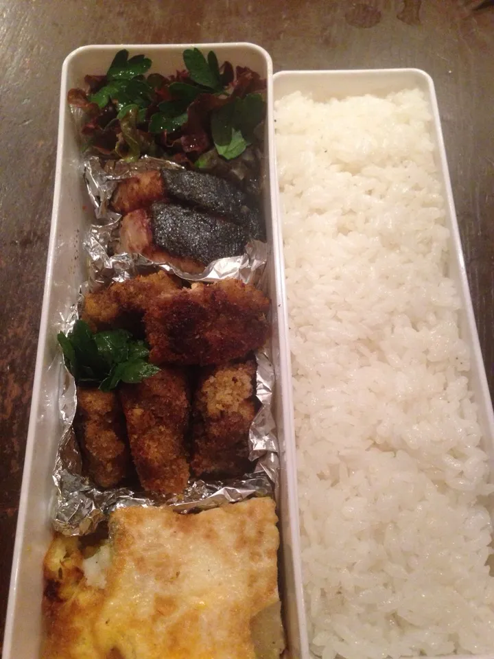 Snapdishの料理写真:お弁当。鶏肉のハーブパン粉焼き。ハマチの塩焼き。じゃがいもと菊菜のスペイン風オムレツ。|ちぃさん