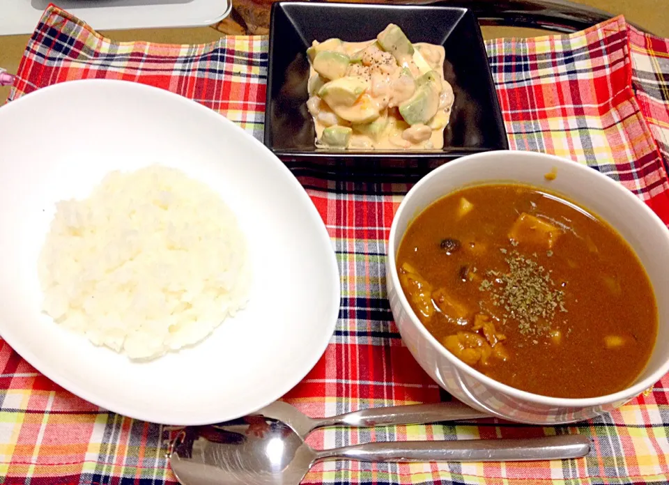 Snapdishの料理写真:こんがりチキンスープカレー、エビアボカドサラダ|misa.さん