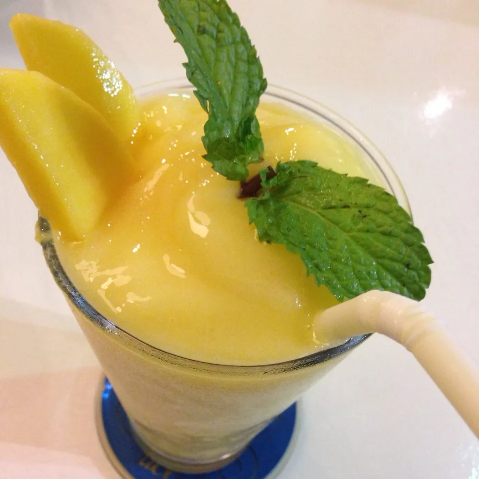 Pineapple + Thai Mango smoothies|Tunaさん