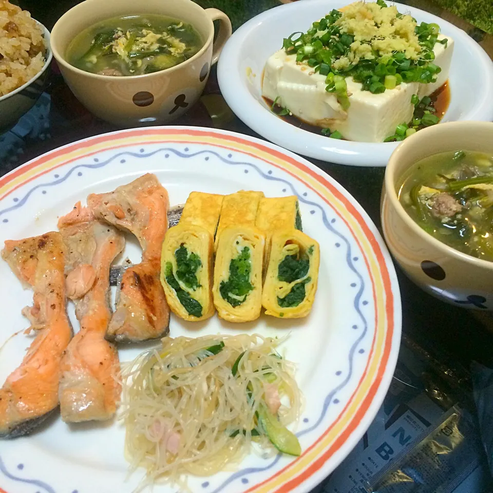 ほうれん草入りだし巻き、鮭のカマの塩焼き、冷奴と昨日のスープと春雨サラダと炊き込みご飯の残り。手抜き|Snack PIYOさん