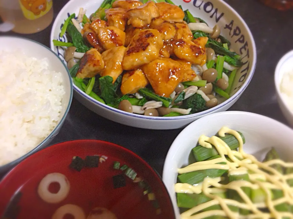 今日の晩ご飯は、鶏むね肉の味噌焼き(茹で小松菜・しめじクッション)、蒸しアスパラガス、お吸い物。|ゆえさん