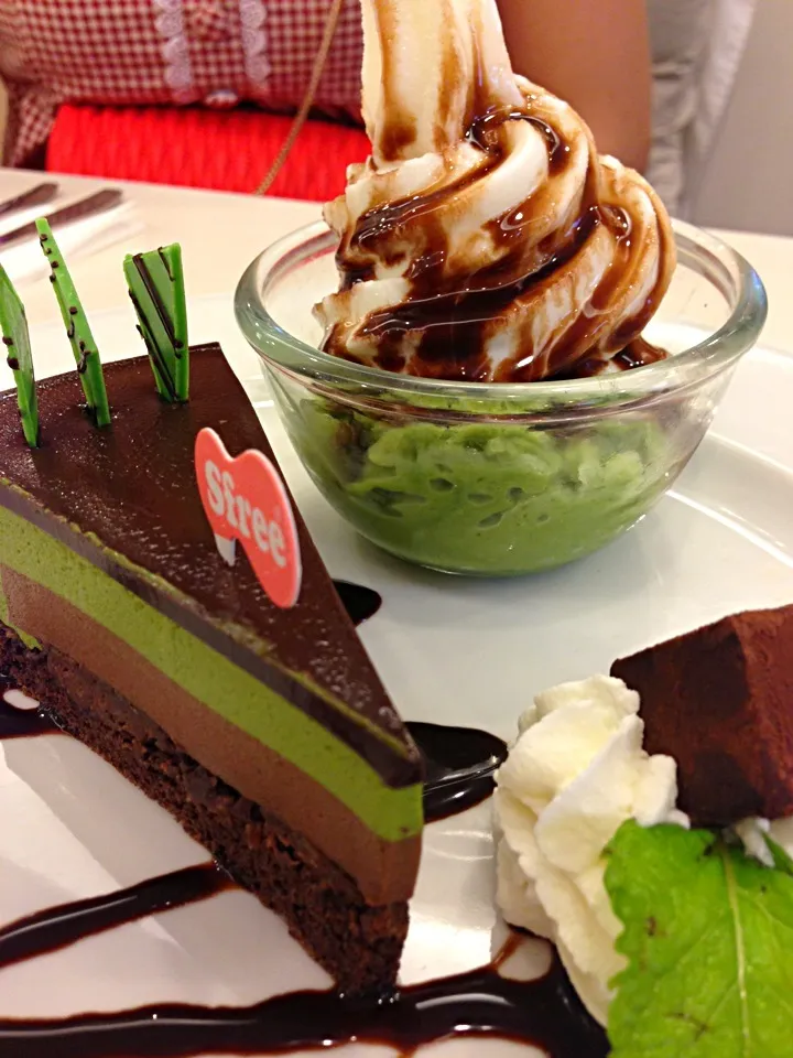 Snapdishの料理写真:Matcha cake with matcha icecream|PhUnGさん