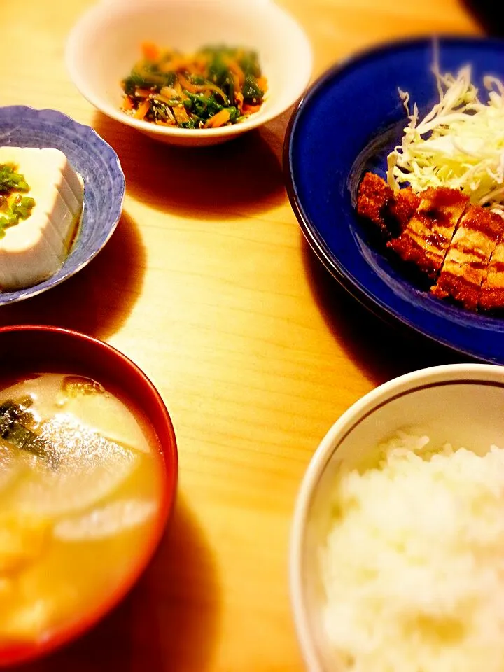 とんかつ キャベツ添え
ほうれん草と人参のナムル
冷奴
大根･油揚げ･ワカメの味噌汁
ごはん|akiko🌈さん