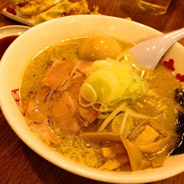 野方ホープラーメン+味玉+にんにく+餃子+小ライス    隣の青年が携帯見ながら泣いてる 失恋かな…かわいそうに   今はかっこ悪くていいでわないか いつか、「もったいないことしたな」と言われる いい男になるんだ！  ただ、おじちゃんはふられた彼女に言われたことはないよ 頑張れ|Yogiさん