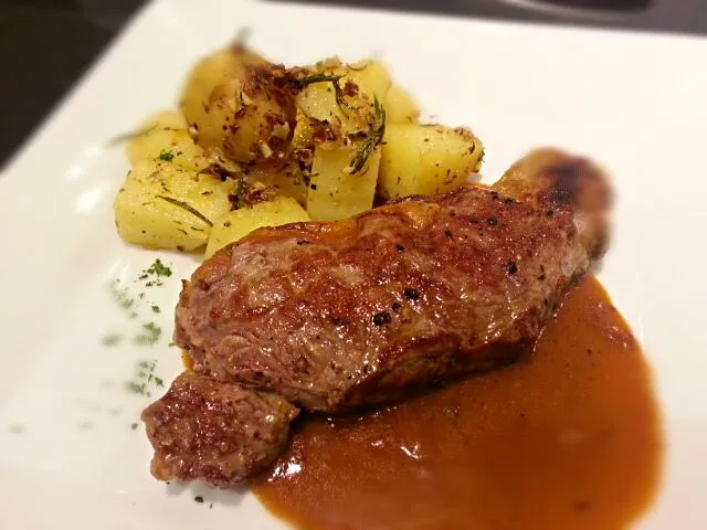 steak red wine gravy with roasted wild potatoed|Alex Smooth @ Gourmet deli (Siam Paragon)さん