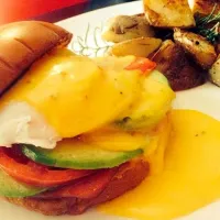 Benedict Egg with butter sauce and roasted potatoes|Luis Silvaさん