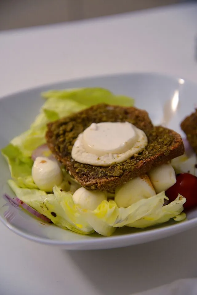 mozarella. salade. chevre chaus sur toast au pesto... what else|Anouar Aziouziさん