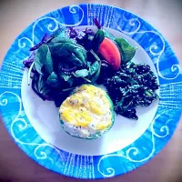 Snapdishの料理写真:My healthy lunch. Spinach and tomato salad in Balsamic vinegar. Crab meat omelette on green pepper. #nom #nom|Dolly1900さん