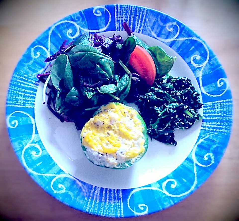 My healthy lunch. Spinach and tomato salad in Balsamic vinegar. Crab meat omelette on green pepper. #nom #nom|Dolly1900さん